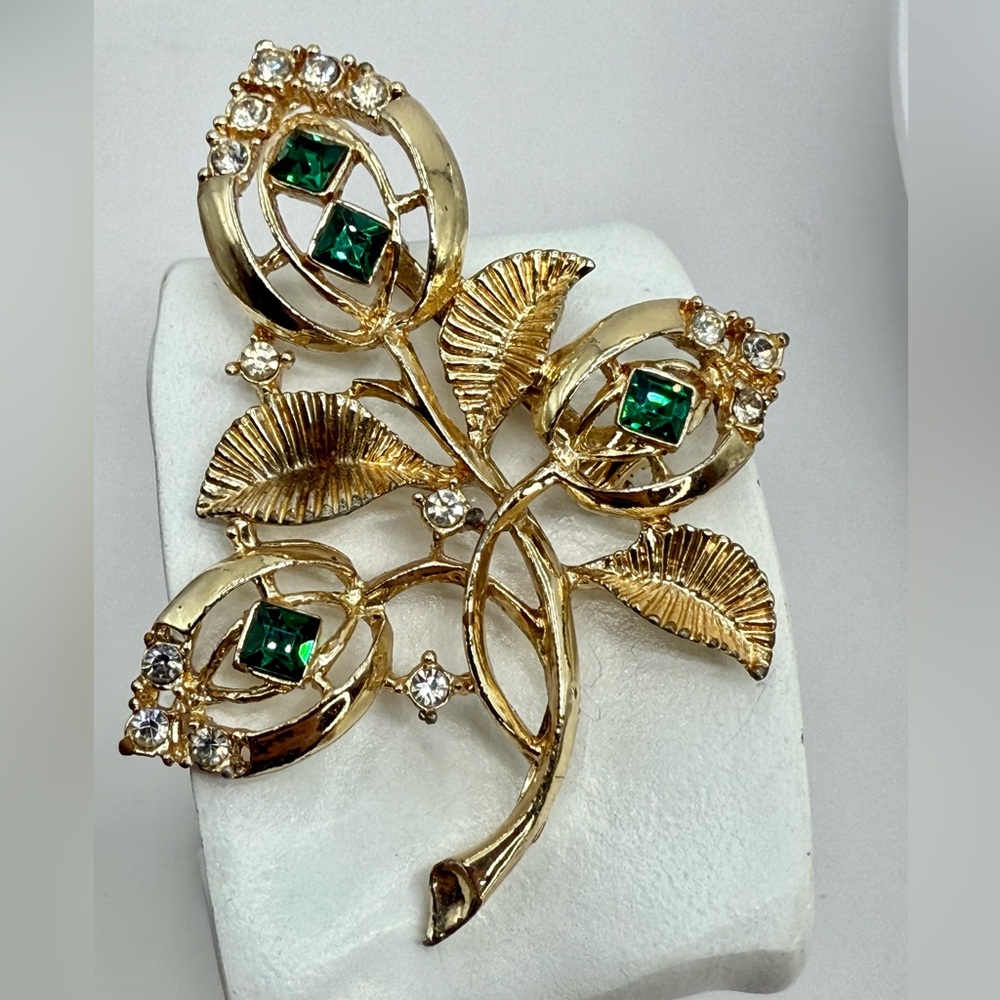 Vintage Emerald Green Rhinestone Triple Rose Brooch – Gold Tone Openwork Floral